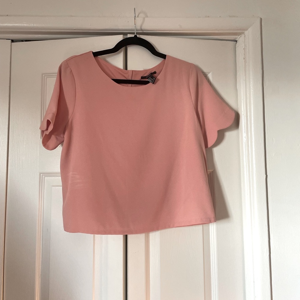 Pink top/cropped top.